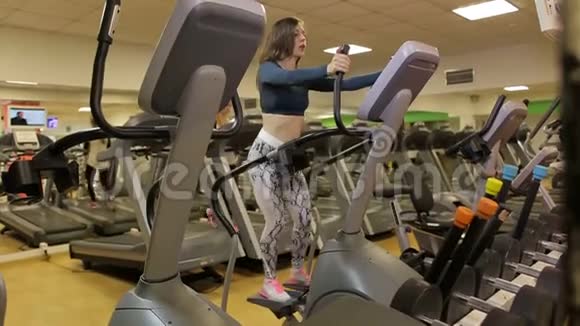 体育女孩在健身房里剧烈的有氧运动视频的预览图