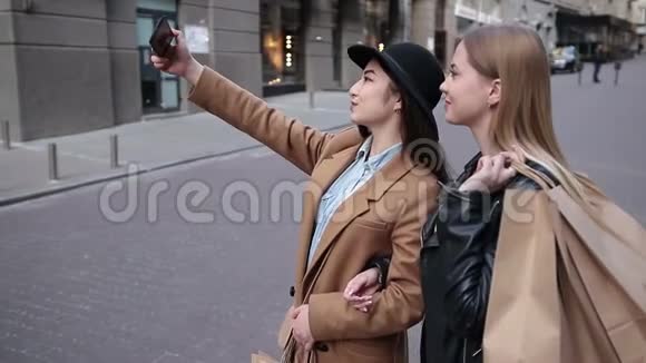 年轻的积极女性用智能手机自拍视频的预览图