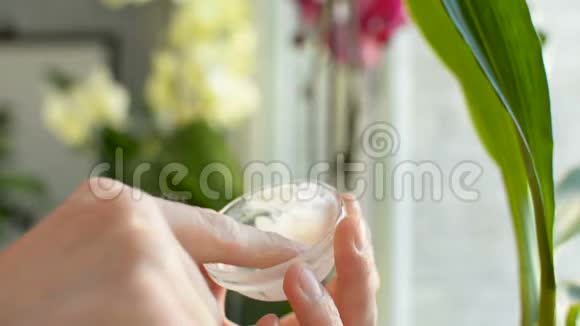 使用润肤乳防晒霜和玻璃膏润湿手臂和手指视频的预览图