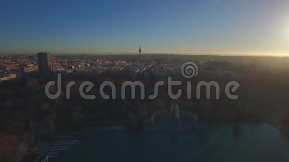 西班牙皇家公园冬季早晨马德里的空中景色视频的预览图