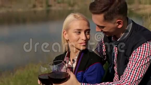 恋人们在河岸上喝酒视频的预览图
