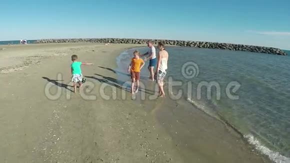 在海滩上玩球的男孩视频的预览图