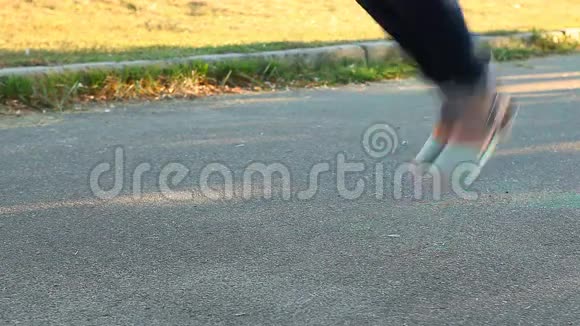 女孩在公园里跳绳视频的预览图