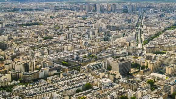 巴黎的最高景观在建筑物上方移动的云影城市的生命时光视频的预览图
