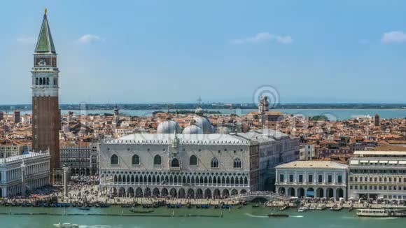 意大利威尼斯圣马可广场繁忙的时间许多游客和船只视频的预览图