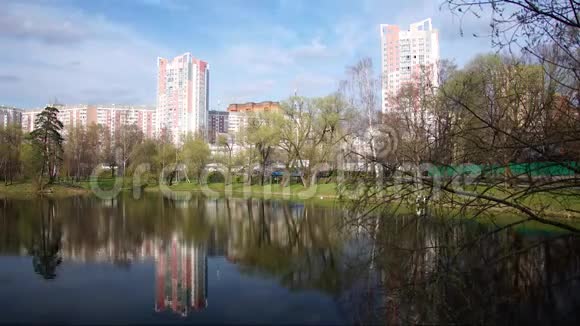 城市公园里的湖待在新鲜空气中时光流逝视频的预览图