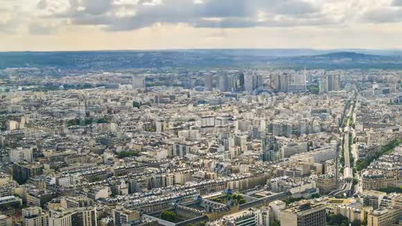 从上面的巴黎神圣的夏日阳光照亮城市建筑时光流逝视频的预览图