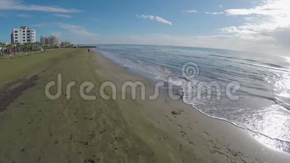 在拉纳卡镇的海滩上散步塞浦路斯的放松和旅游视频的预览图