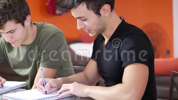 年轻人忙于学习视频的预览图