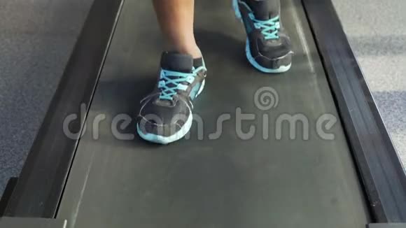 康复老年非裔美国人在健身房跑步机上行走视频的预览图