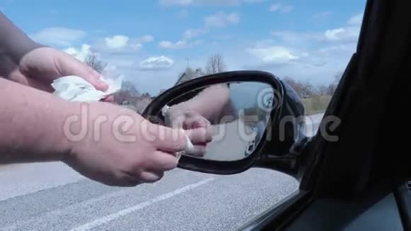 男洗车路上的镜子视频的预览图