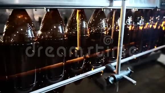 啤酒厂传送带上的宠物瓶视频的预览图