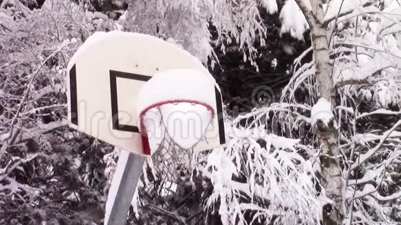 大雪下的篮球篮圈视频的预览图