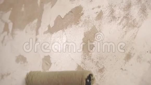 修补时用油漆滚筒将墙面上的底漆封闭起来视频的预览图