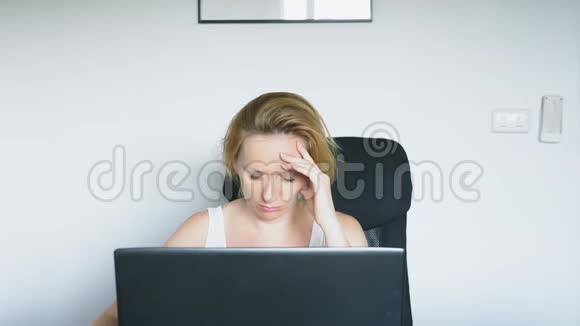 一个使用笔记本电脑的女人坐在桌子旁感到绝望开始哭泣人类的情感网瘾视频的预览图