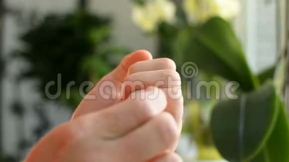 青少年手指抓痒瘙痒刺激性疾病视频的预览图