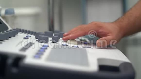 关闭医生的手按下按钮并在超声设备上工作视频的预览图
