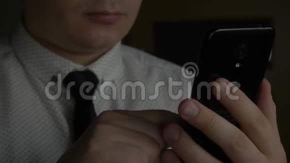 经理或商人用黑色智能手机打领带视频的预览图