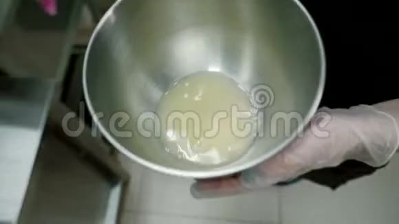 年轻厨师把碗和喷嘴连接到厨房的搅拌机视频的预览图