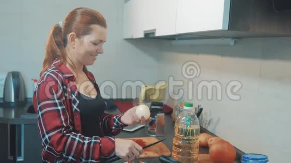 女人在厨房做饭的概念女孩把葵花籽油倒在格栅上女孩妈妈在厨房在室内准备视频的预览图