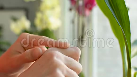 在受损的手指皮肤特写上涂抹润滑剂乳霜防晒剂视频的预览图