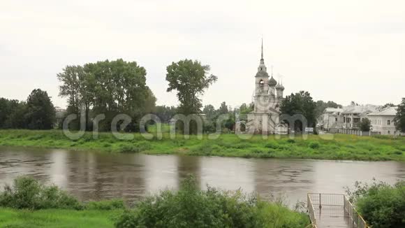 沃洛格达河全景和主在沃洛格达下雨时的教堂俄罗斯视频的预览图