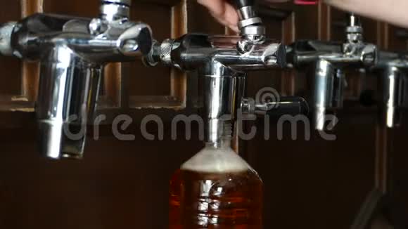 把啤酒倒进塑料瓶里的人啤酒装瓶厂酒吧招待视频的预览图