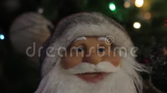 新年的玩具圣诞老人圣诞树上的电器花环圣诞树附近的圣诞玩具近处视频的预览图