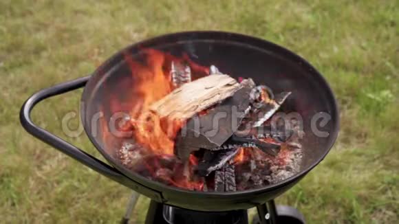 后院木炭烧烤架缓慢燃烧视频的预览图