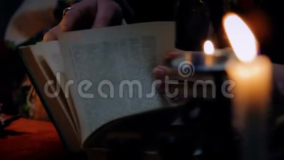 女巫打开书读一个咒语白色魔法超感视频的预览图