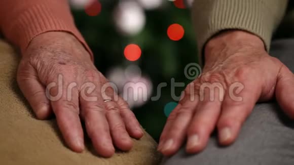 老人的双手握着圣诞灯视频的预览图