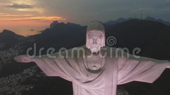 空中飞越基督山雷丹托基督救世主里约热内卢雕像在令人印象深刻的巴西利亚傍晚日落海景视频的预览图