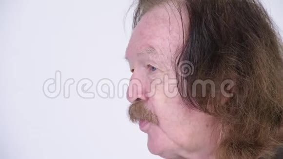 有胡子说话的老人的侧视视频的预览图