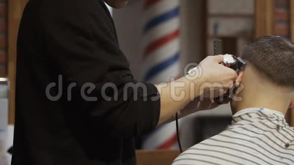 斯特里斯特用电动剃须刀给年轻人理发视频的预览图