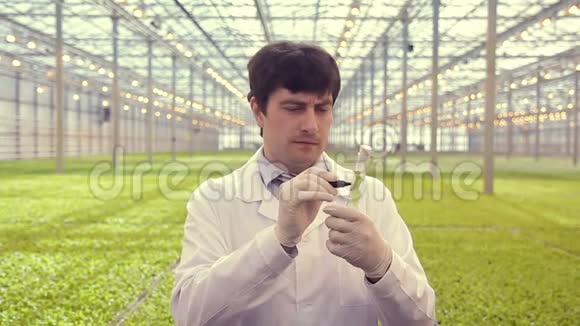 化学实验室工作人员在工厂样品上工作在玻璃烧瓶上编号把仪器玻璃管放进去视频的预览图