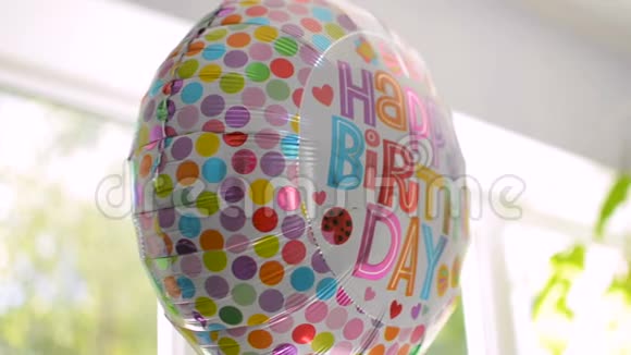 氦气充气气球特写生日快乐短信反射光线视频的预览图
