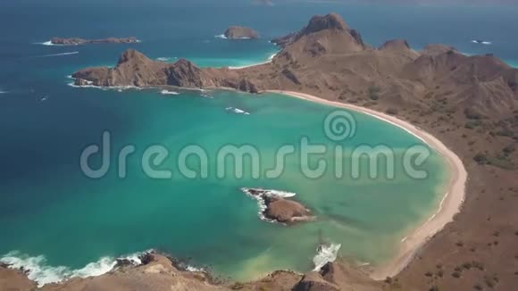 多山令人惊叹的景观海洋环绕的群山美妙的半圆形海滩视频的预览图