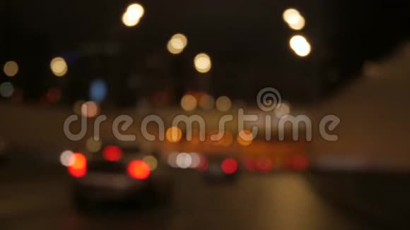 晚上开车城市的挡风玻璃景观和模糊的汽车视频的预览图
