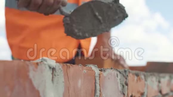 砌砖工人手工砌筑墙体视频的预览图
