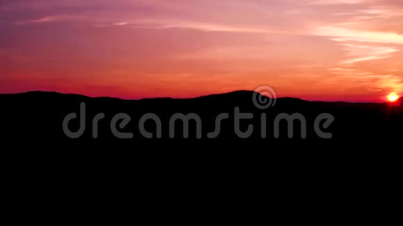 山顶地平线日落暖色视频的预览图
