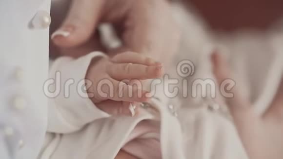 新生儿牵着妈妈手以缓慢的速度接近视频的预览图