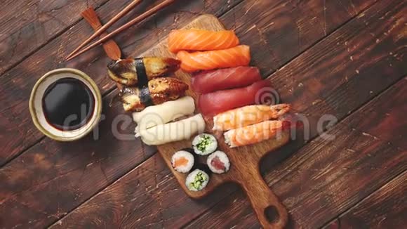 寿司套餐木制餐盘上的不同种类寿司卷视频的预览图