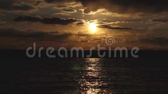 美丽的日落在湖面上阳光在水面上闪闪发光视频的预览图