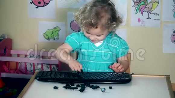 有趣的女孩在房间里拿出电脑键盘键视频的预览图