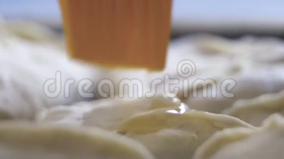 烘焙特写的准备美味的烤饼用鸡蛋刷涂上宏观面团视频的预览图