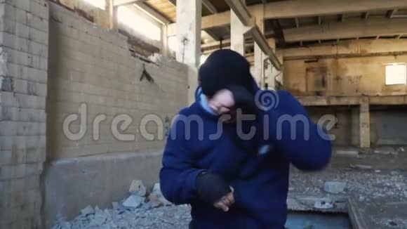 一个拳击手在一座废弃的建筑里训练视频的预览图