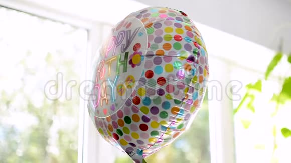 生日快乐派对气球用充满活力的印刷文字反映周围的环境视频的预览图