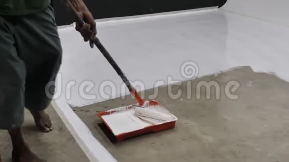 工人第一次在混凝土地板上油漆和涂上环氧树脂视频的预览图