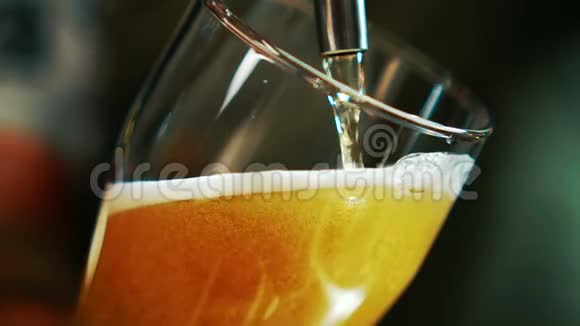 将啤酒倒入烤架玻璃烧杯中的过程视频的预览图
