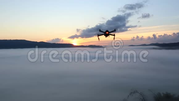 日出时在雾蒙蒙的风景中飞行的无人机视频的预览图